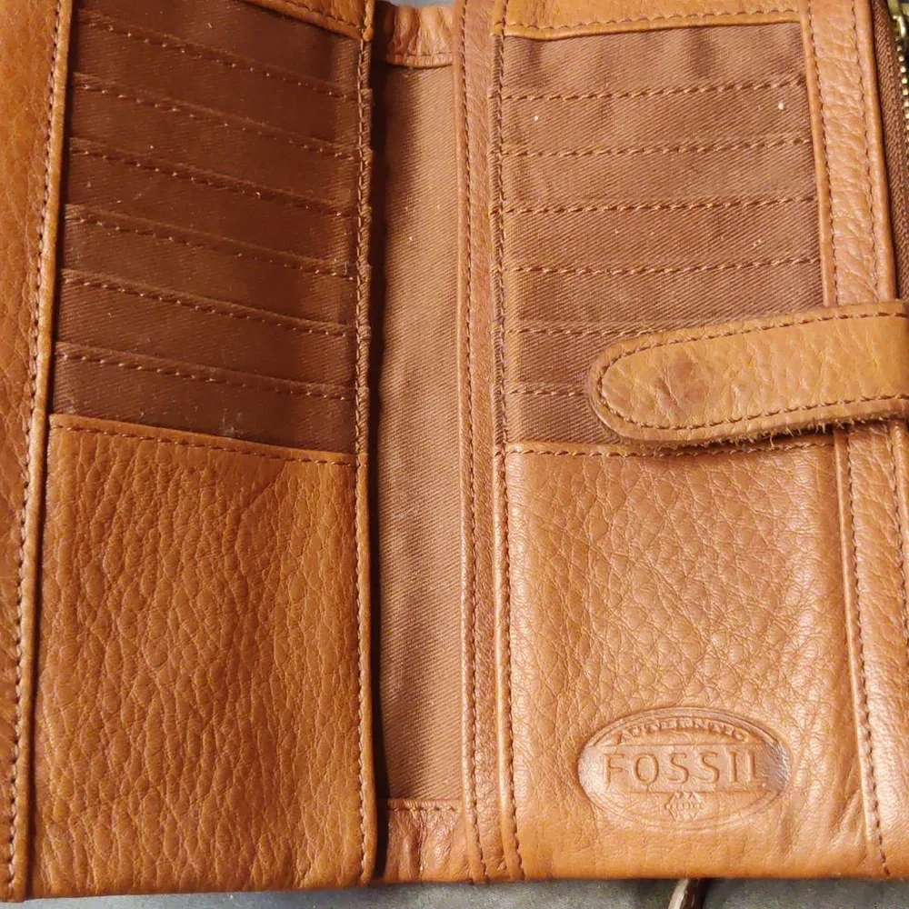 Fossil Women's Wallet And Wristlet Bundle
